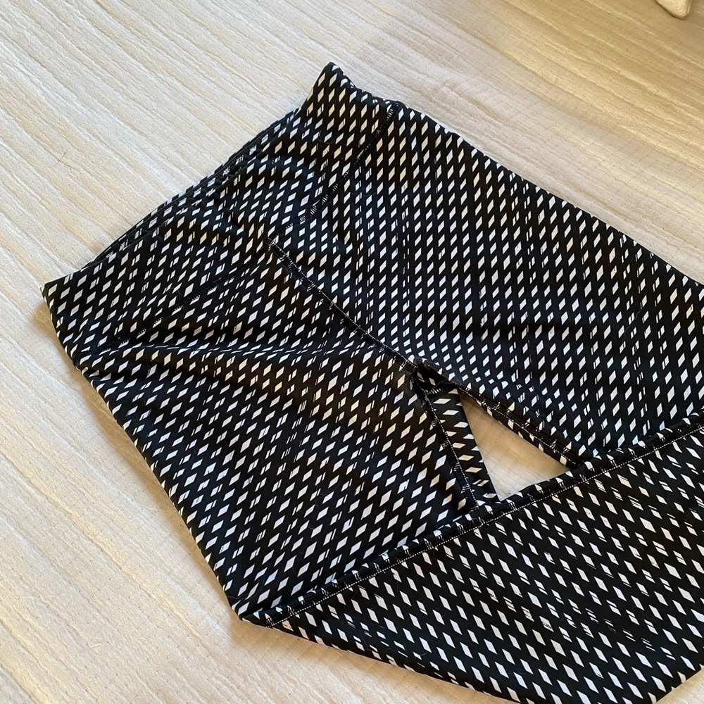 Under Armour HeatGear Capri Leggings, Black & White Criss-Cross Pattern
